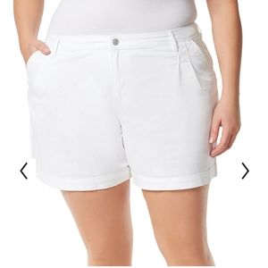 🆕 Gloria Vanderbilt Slimming Pleated White Shorts / 24W